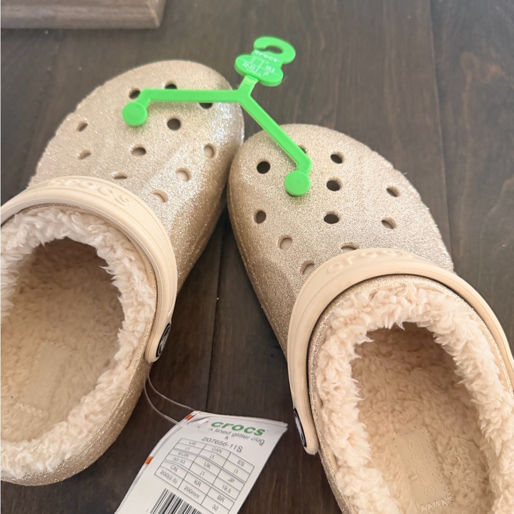 NWT Crocs Kids Gold Clogs sparkles with fur lining size 1